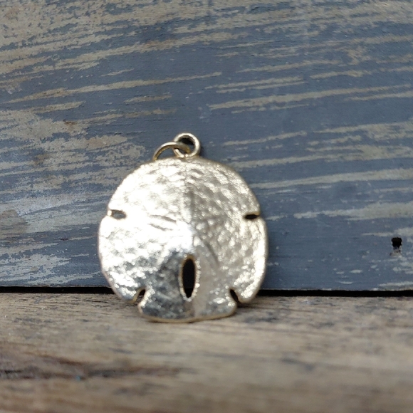 Jewelry - Sold!!!! 💥💥Vintage Gold Tone Sand Dollar Pendant Necklace